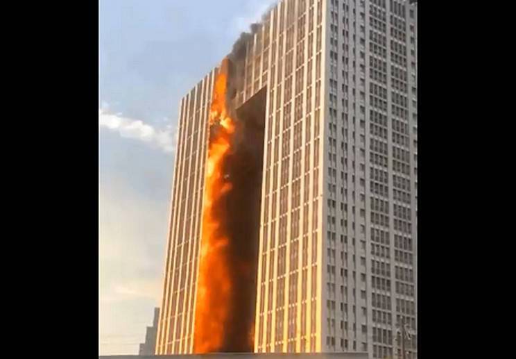 В китайском городе Далянь вспыхнул жилой небоскреб (видео)
