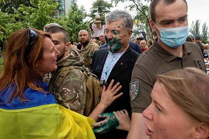 На Украине вымазались зеленкой за Порошенко