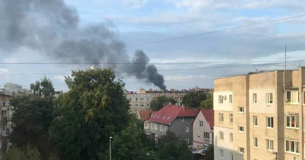 На окраине Калининграда произошёл пожар в гаражных боксах (фото, видео)