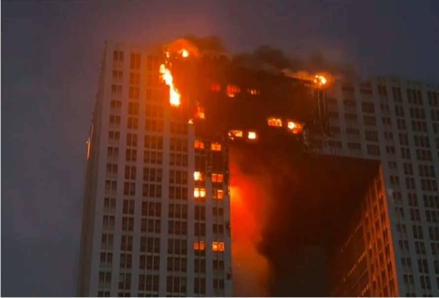 В Китае мощный пожар в небоскребе