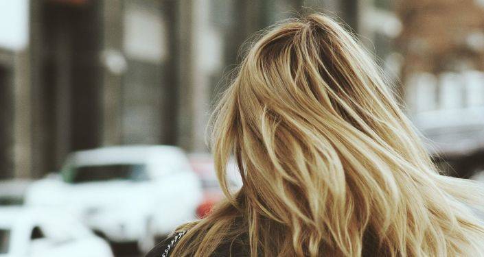 Волнистые волосы без плойки: русская модель из Канады поделилась крутым лайфхаком