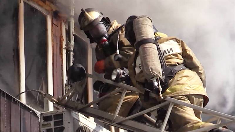 Четыре пожарных расчета тушат кафе в центре Сочи