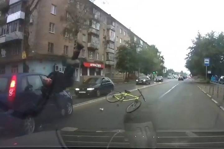 Момент наезда на велосипедиста в Твери попал на видео