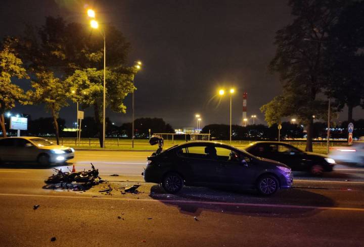 Юный мотоциклист врезался в автомобиль на Пулковском шоссе