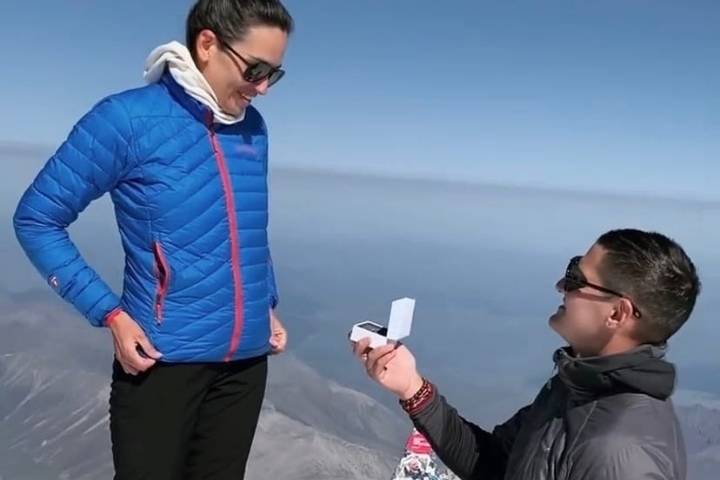 Красноярец сделал предложение девушке на высоте 5000 метров