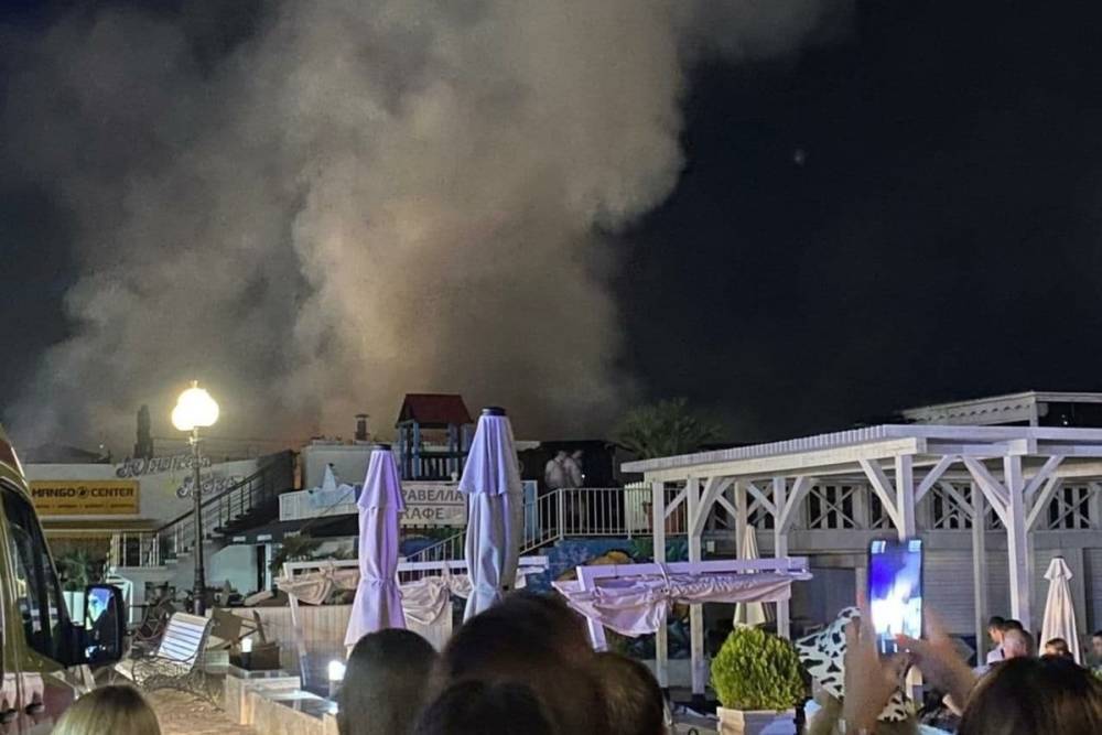В Сочи потушили мощный пожар на Приморской набережной
