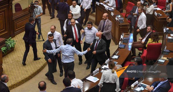 Правящая сила хочет запретить приносить телефоны в зал заседаний парламента Армении – СМИ