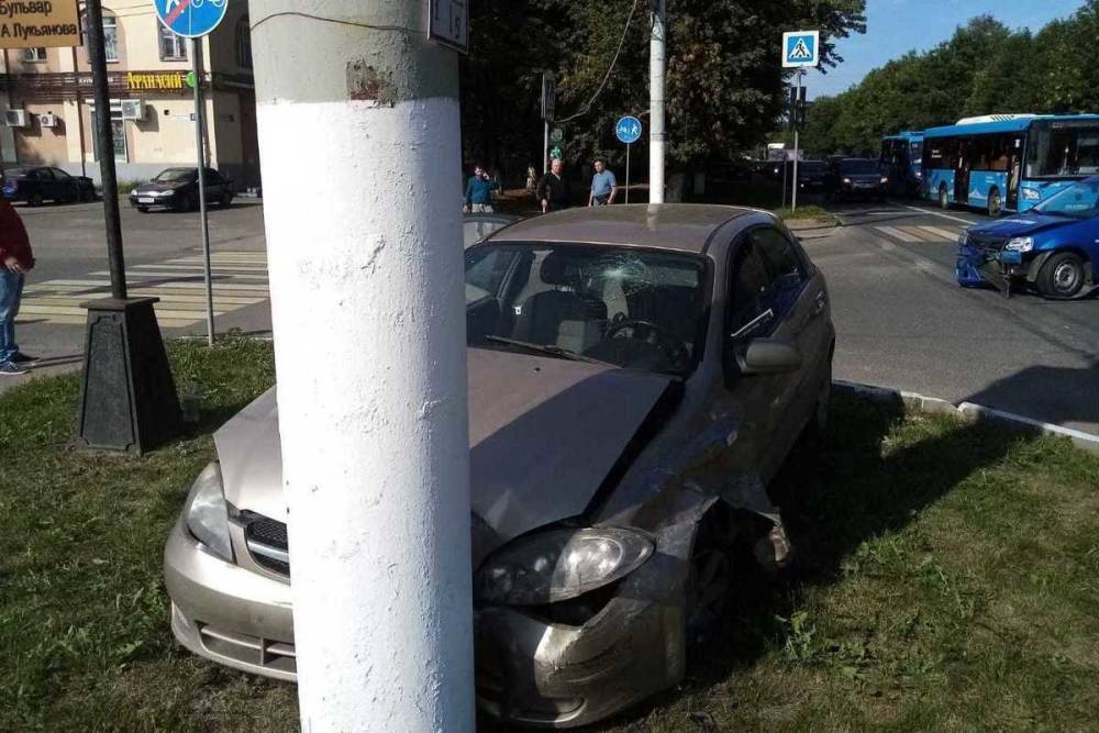 В Твери легковушка въехала в столб после столкновения с другой машиной