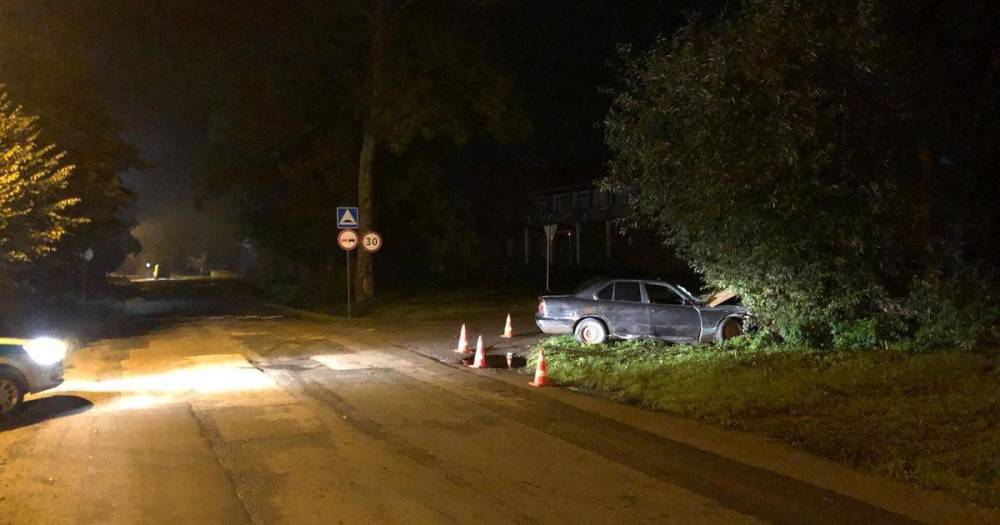 В Гурьевском районе подросток без прав на BMW врезался в дерево, пострадали два человека