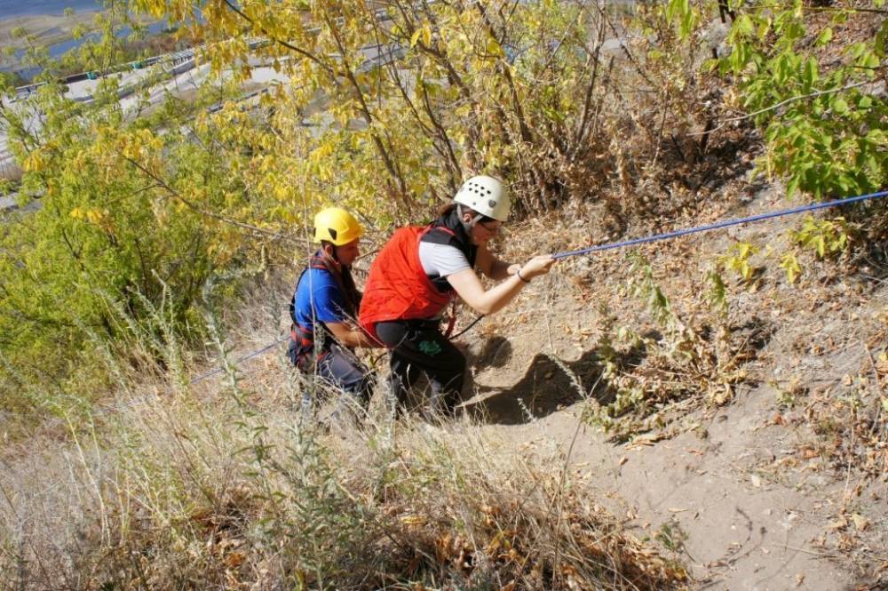 В Уфе женщина с ребенком застряли на обрыве возле памятника Салавату Юлаеву