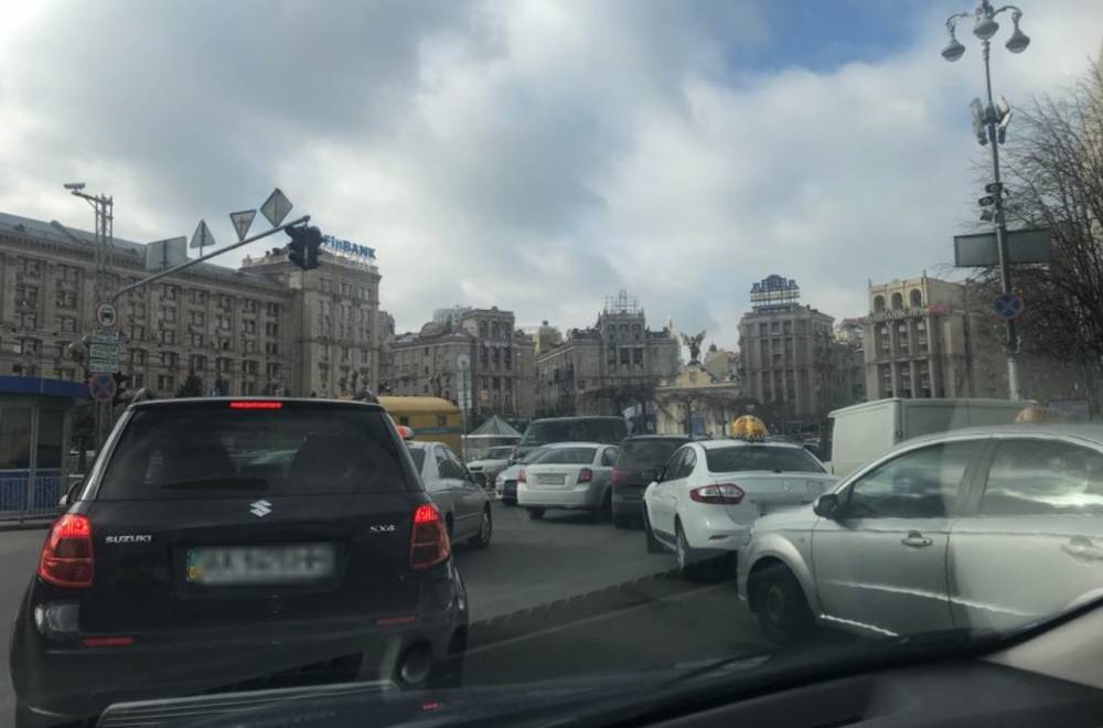 В Киеве водитель начал стрелять посреди дороги, фото: "хотел объехать пробку"
