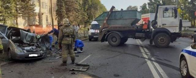 В Самаре после столкновения с мусоровозом погиб водитель LADA Priora