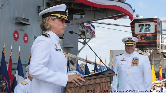 В США командиром атомного авианосца впервые стала женщина