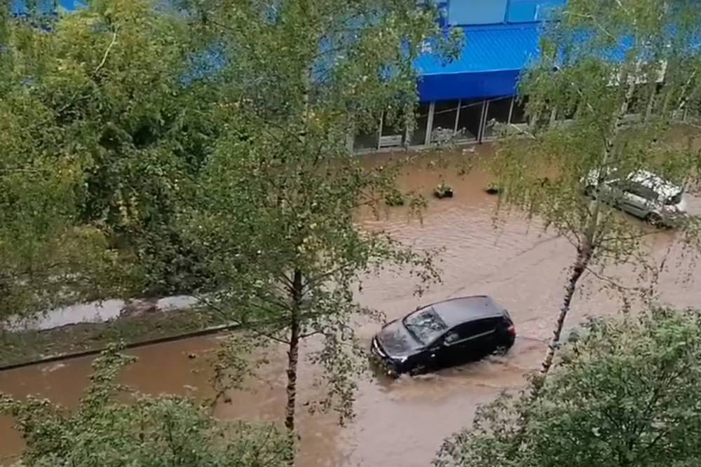 Небольшой дождь залил несколько улиц в Смоленске