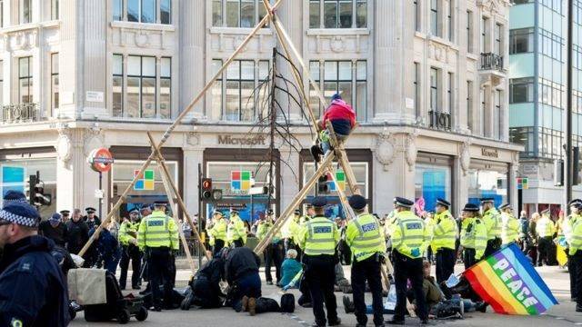 В центре Лондона протестующие парализовали движение