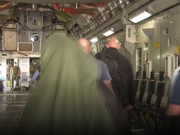 Самолет с эвакуированными украинцами сел в Киеве