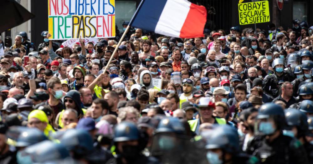 Во Франции тысячи людей снова вышли на протест против "паспортов здоровья" (ВИДЕО)