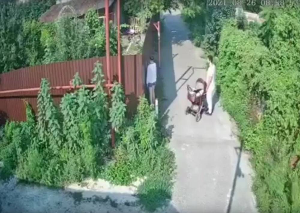 В Ростове молодую пару с ребенком заподозрили в уличном распространении наркотиков