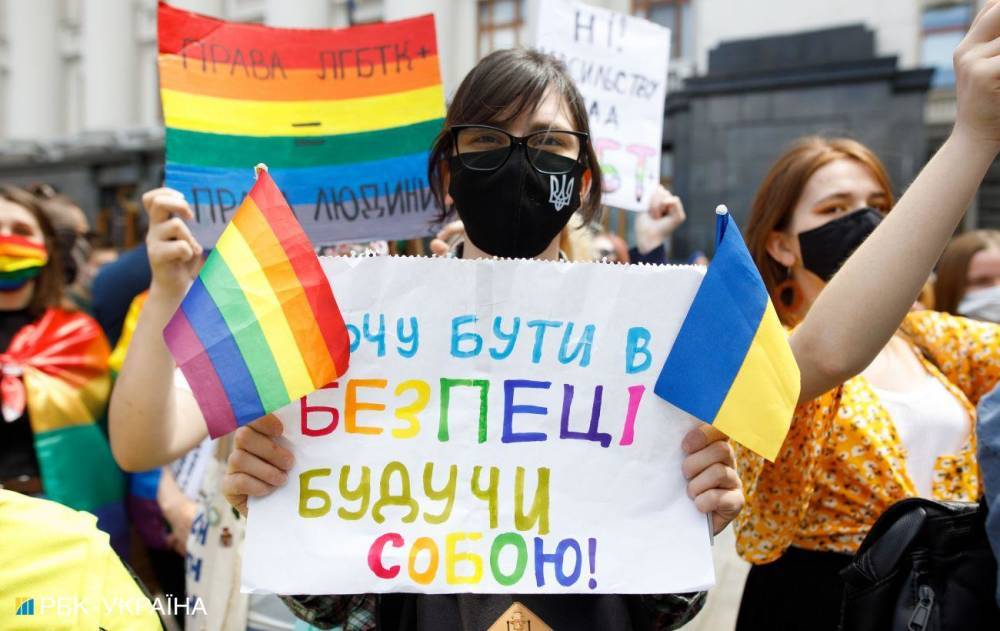 Бросали дымовые шашки в колонну: в Одессе на ЛГБТ-акции задержали около 20 человек