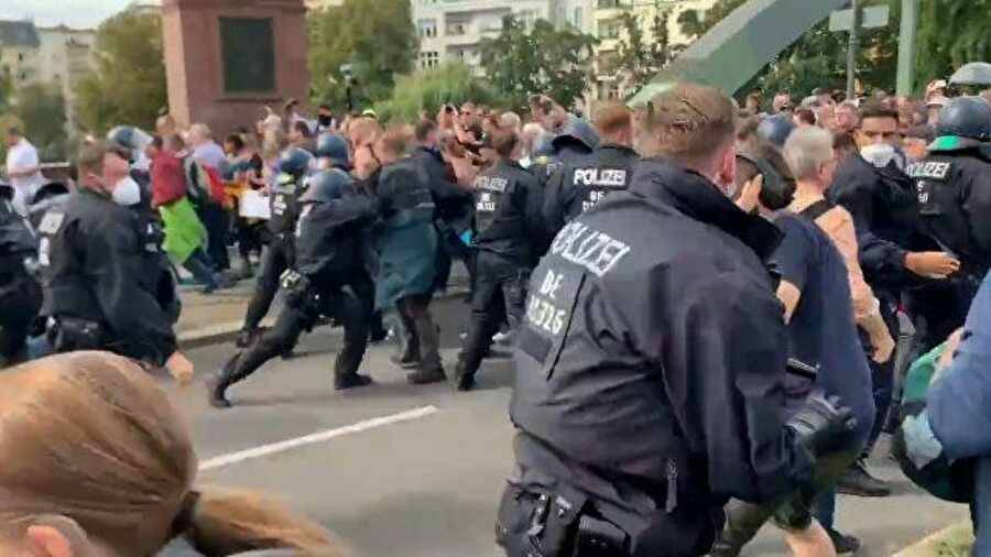 Полиция Берлина арестовала 80 человек после акций против коронавирусных ограничений