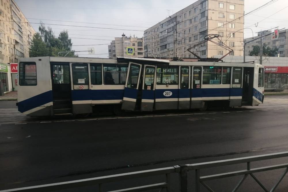 В Смоленске иномарка врезалась в трамвай