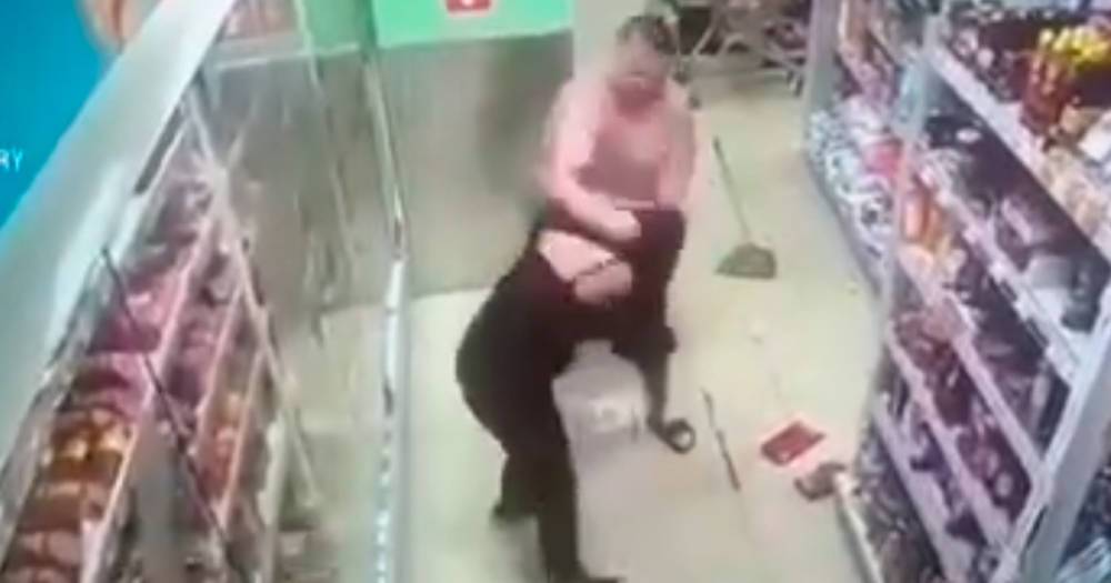 Пьяный россиянин избил сотрудницу «Пятерочки» и попал на видео