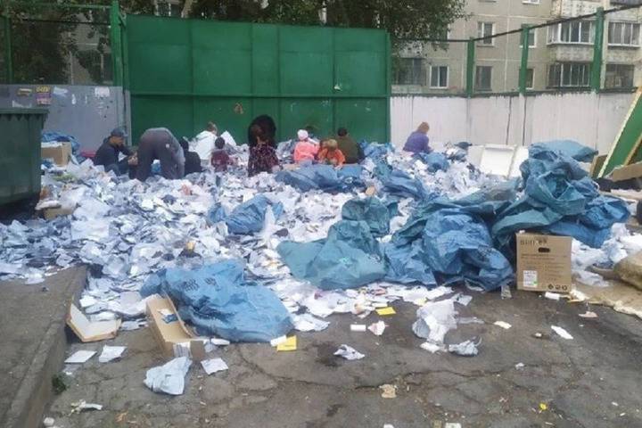 Жители ЖБИ нашли на помойке мешки с недоставленными посылками