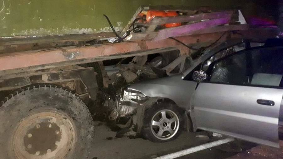 Два человека погибли в ДТП с трактором в Иркутской области