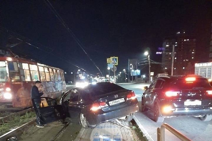 В Челябинске иномарка вылетела на трамвайную остановку