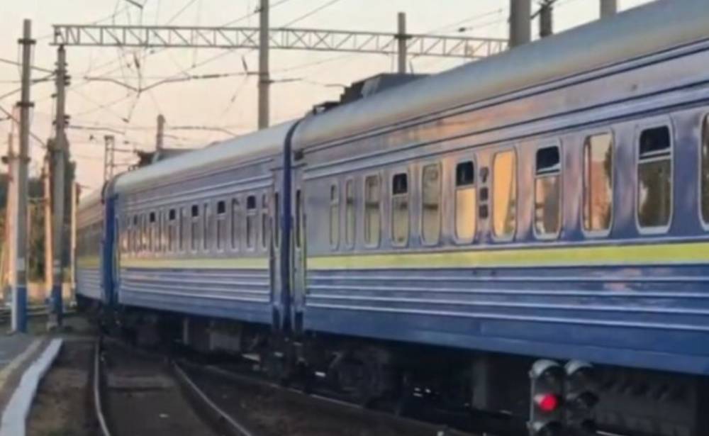 ЧП с поездом "Укрзализныци": с колеи сошло сразу четыре вагона, другие рейсы задерживаются