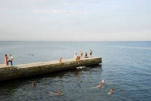 В Одессе море покрыто белой пеной: стала известна причина загрязнения