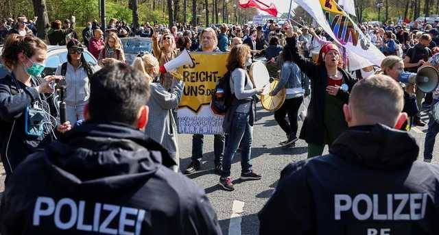 В Берлине прошел многотысячный митинг против обязательной вакцинации, полиция применила силу