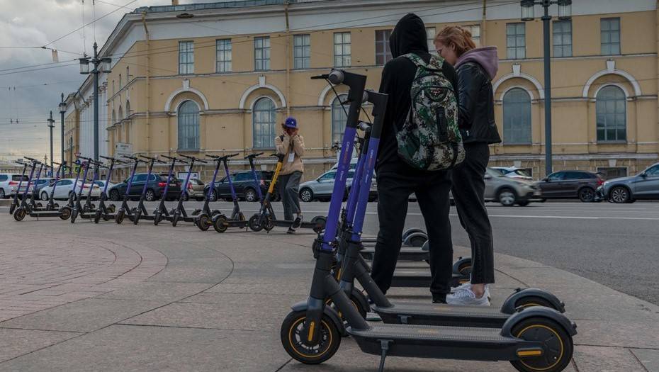 В Петербурге тиктокеры начали сбрасывать самокаты с мостов