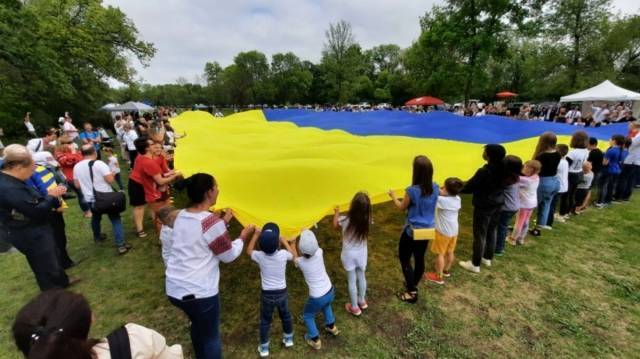 В Виннипеге развернули самый большой украинский флаг в Канаде (ВИДЕО)
