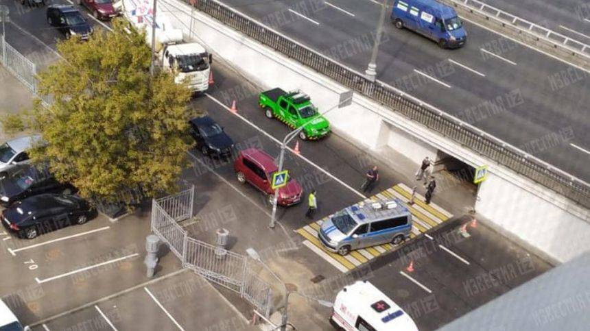 Момент смертельного наезда авто на девушку в центре Москвы попал на видео