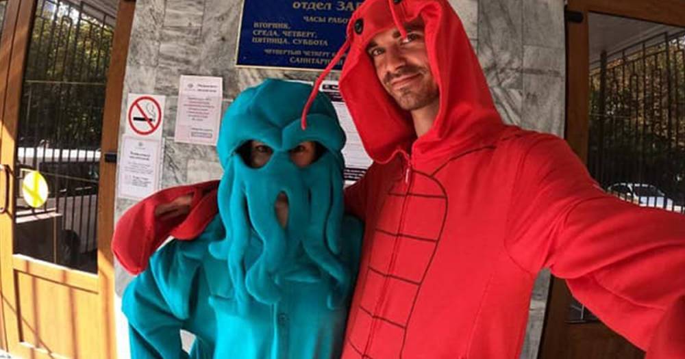 Необычные костюмы пары в московском ЗАГСе повеселили пользователей сети
