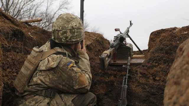 На Донбассе боевики четыре раза обстреляли позиции ООС: двое военных ранены
