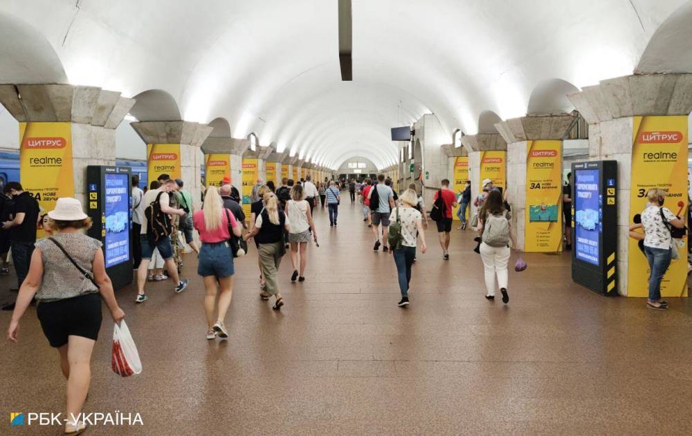 В Киеве из-за ливня ограничили вход на станцию метро "Героев Днепра"