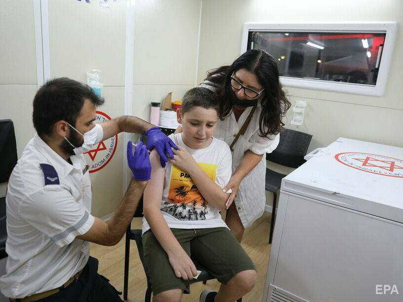 В Израиле разрешили делать третью прививку от COVID-19 всем желающим