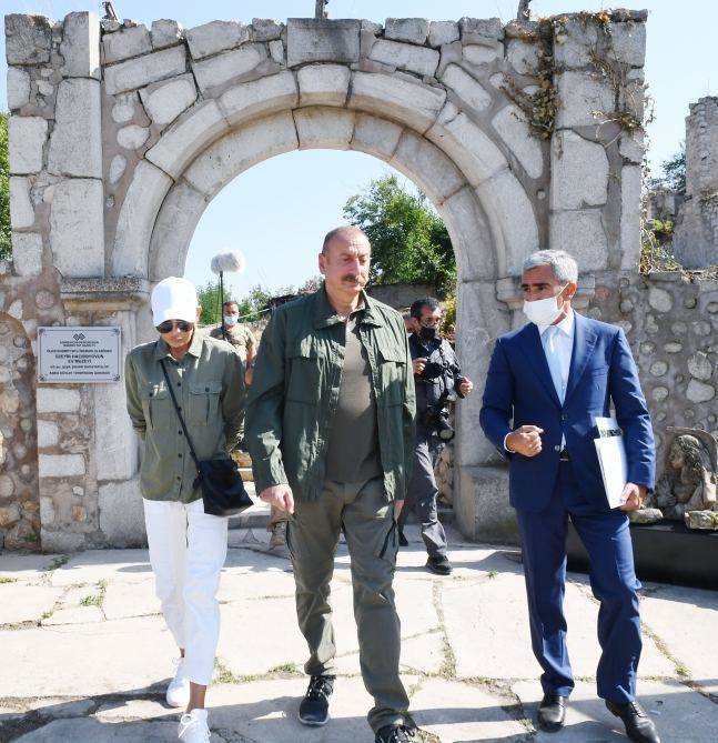 Президент Ильхам Алиев и Первая леди Мехрибан Алиева ознакомились с предстоящими работами в доме-музее Узеира Гаджибейли в городе Шуша (ФОТО)