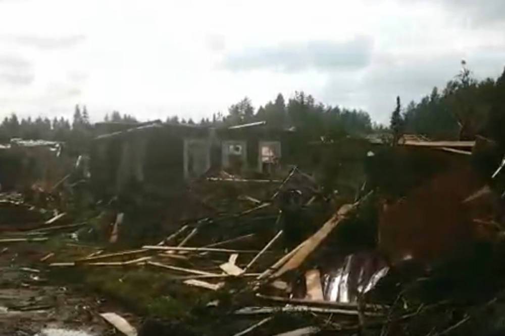 Пользователи соцсетей опубликовали видео с последствиями урагана в Тверской области