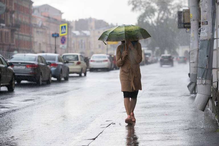 99 аварийных бригад работали на улицах Петербурга после дождя
