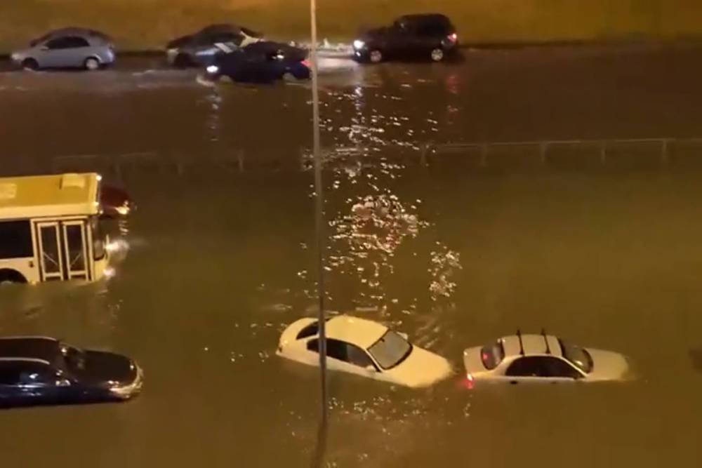 Сильнейший ливень ночью затопил улицы Петербурга