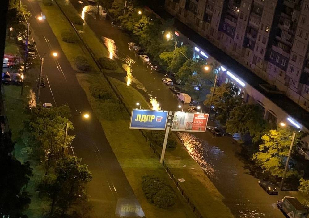 Автомобиль превращается в лодку: в Санкт-Петербурге затопило несколько улиц — фото и видео