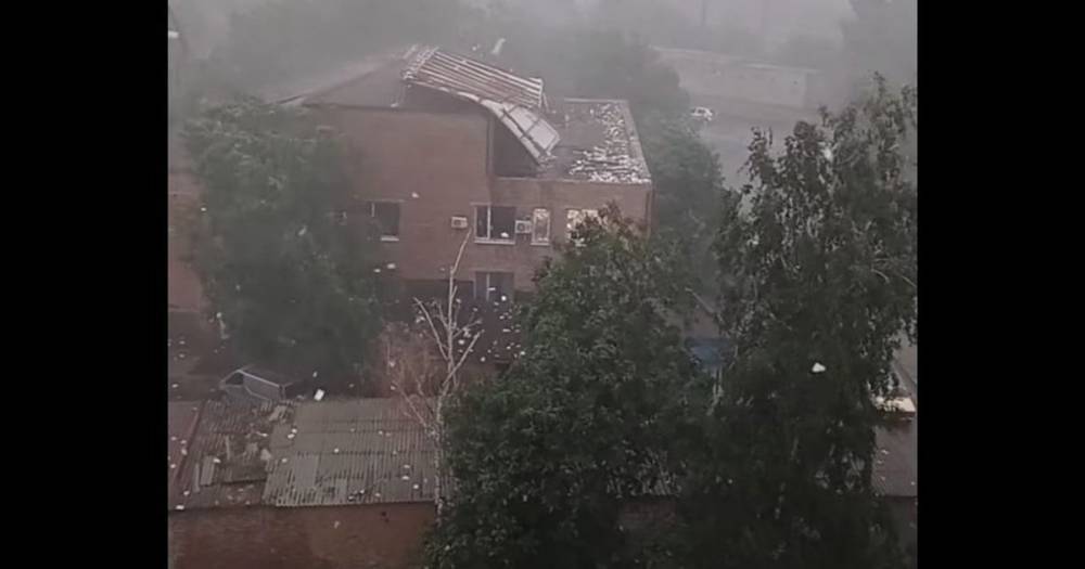 Документы разлетелись по городу: в Первомайске ураган сорвал крышу со здания суда (фото, видео)