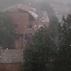 В Первомайске ветер сорвал крышу со здания суда. Видео