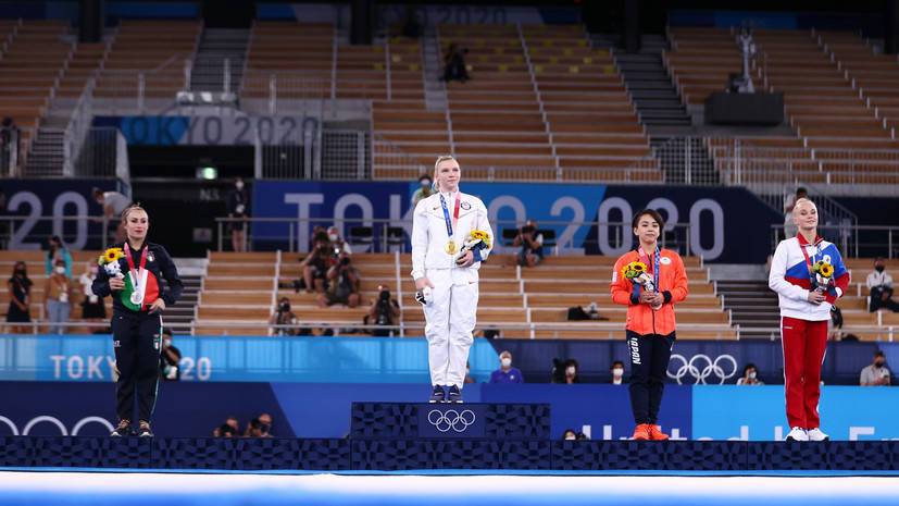 Родионенко возмутилась размещением флага ОКР ниже японского на церемонии награждения