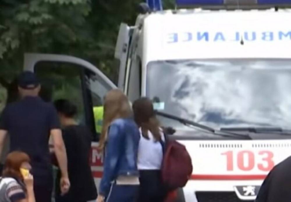 В Одессе неадекват "вырубил" человека на улице, а после добивал ногами: кадры от очевидцев