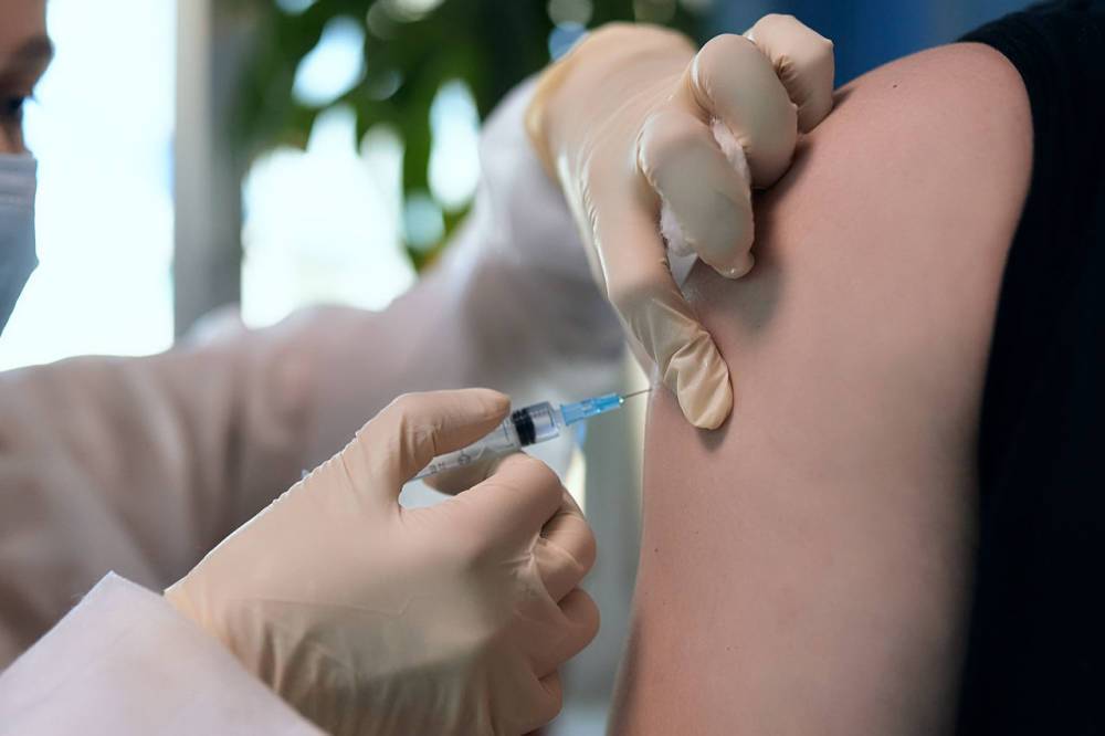 Министр здравоохранения РФ призвал пожилых людей поставить прививки от COVID-19