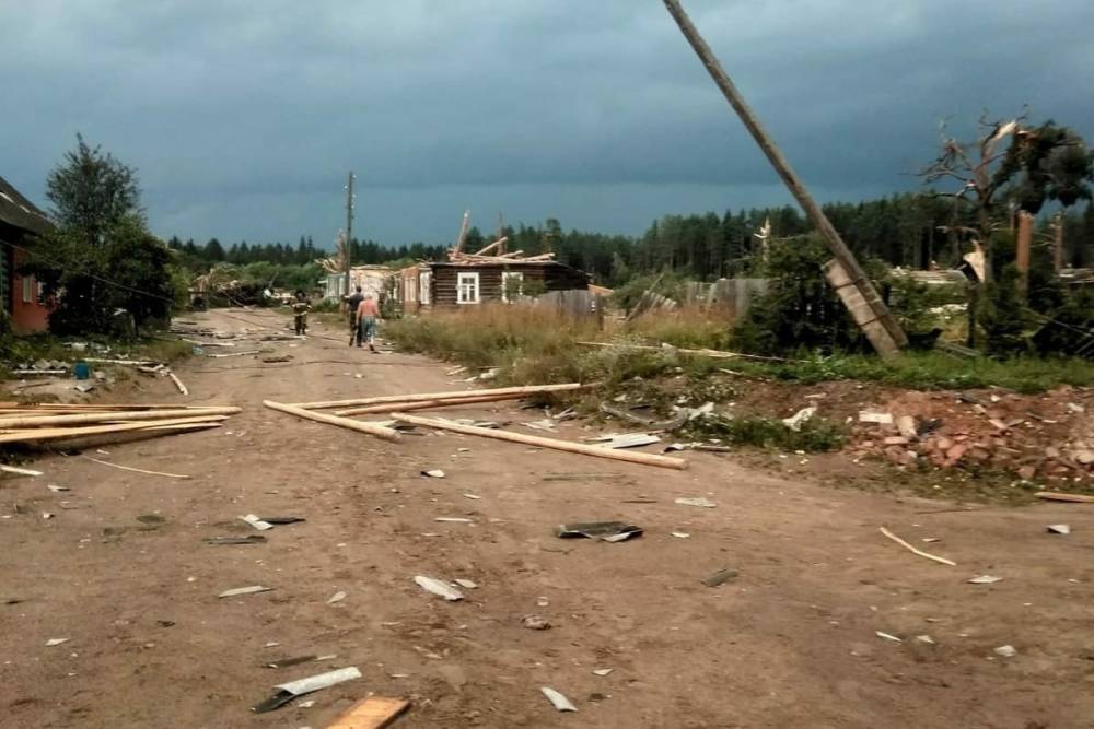 Оленинские экстренные службы помогали ликвидировать последствия урагана в Андреаполе